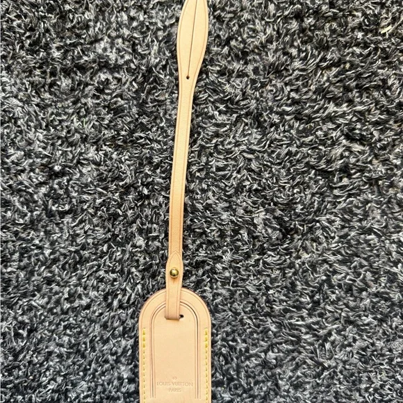 Louis Vuitton Beige Luggage Tag - Picture 3 of 9